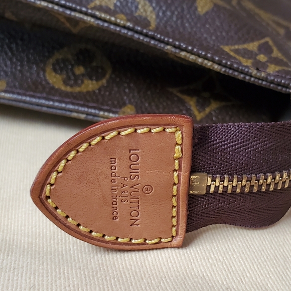 LOUIS VUITTON TOILETRY 26 COSMETIC BAG - Picture 9 of 16